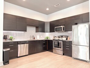 Microwave, oven, stovetop, dishwasher - Cozy King 1 BDRM Central Historic District, Magnolia, Hospital District (Fort Worth)