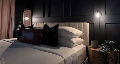 Spacious King 1 BDRM Central Historic District, Magnolia, Hospital District