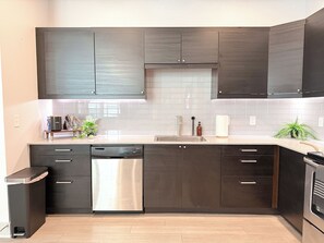 Microwave, oven, stovetop, dishwasher - Spacious King 1 BDRM Central Historic District, Magnolia, Hospital District (Fort Worth)
