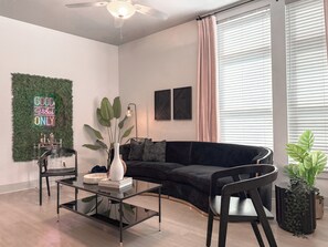 TV - Cozy King 1 BDRM Central Historic District, Magnolia, Hospital District (Fort Worth)