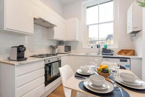 Fridge, microwave, oven, stovetop - Stylish 2 BR Flat near Brick Lane, London Sleeps 4 (Greater London)