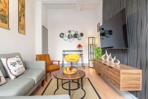 Smart TV - Stylish 2 BR Flat near Brick Lane, London Sleeps 4 (Greater London)