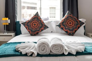 2 bedrooms, desk, iron/ironing board, travel cot - 2 Bedroom Apartment Near Brick Lane, Shoreditch London Sleeps 4 (Greater London)