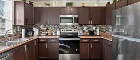 Mikrobølgeovn, ovn, kokeplater og oppvaskmaskin