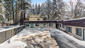 Property grounds - Modern 1BR: Walk to Heavenly, Beach, Ski, Golf & Casinos: Pet Friendly (South Lake Tahoe)