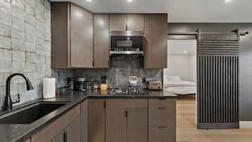 Coffee/tea maker, fridge, microwave, oven
