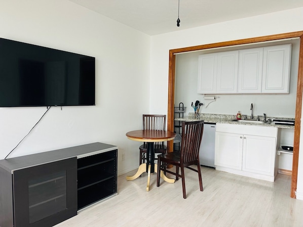 Interior - Clean, well-maintained studio, private entrance; 7 min to the beach. (Melbourne)