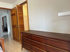 Interior - Clean, well-maintained studio, private entrance; 7 min to the beach. (Melbourne)