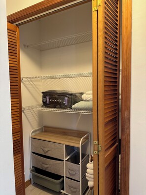 Interior - Clean, well-maintained studio, private entrance; 7 min to the beach. (Melbourne)