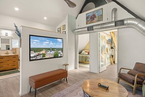 Iron/ironing board, bed sheets - Stylish Modern peaceful 2- bedroom with a loft Near 1.5 miles from Granbury (Granbury)