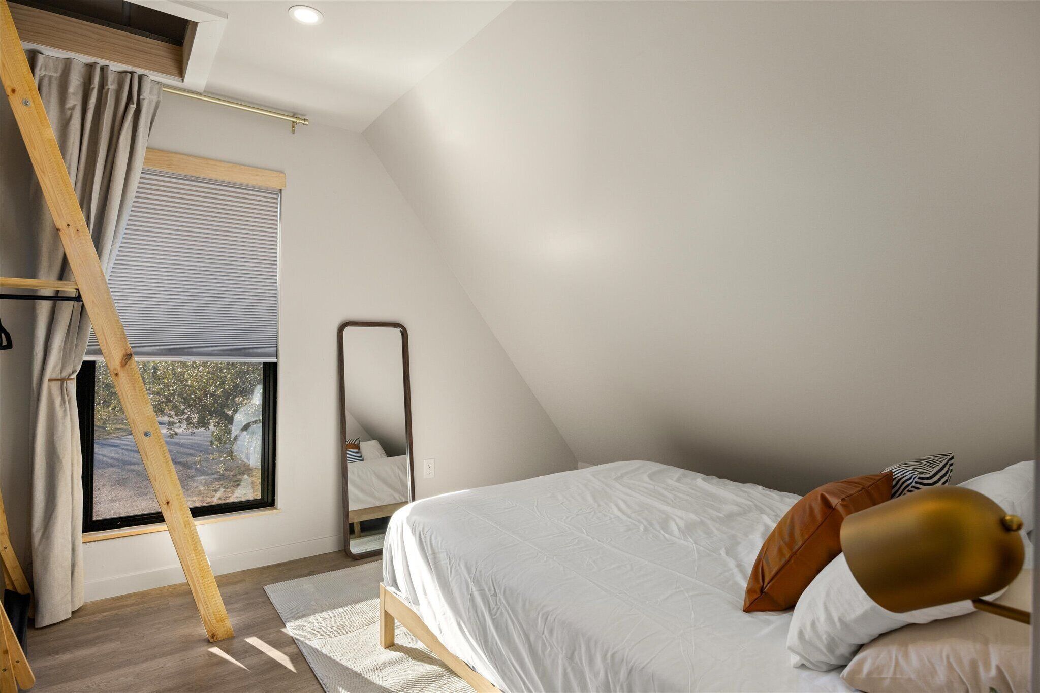 Iron/ironing board, bed sheets