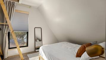 Iron/ironing board, bed sheets