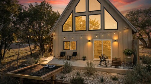 Stylish Modern peaceful 2- bedroom with a loft Near 1.5 miles from Granbury