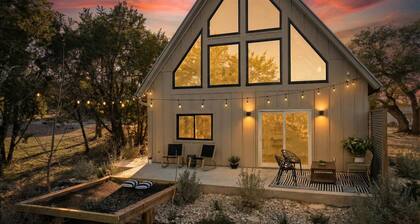 Stylish Modern peaceful 2- bedroom with a loft Near 1.5 miles from Granbury