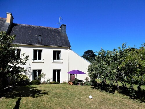 House with garden, close to shops, 4 km from the sea. Pets welcome.