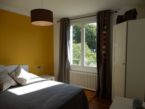 Iron/ironing board, travel crib, free WiFi, bed sheets - House with garden, close to shops, 4 km from the sea. Pets welcome. (Trégunc)