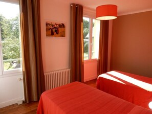 3 chambres, fer et planche à repasser, lit de bébé portatif