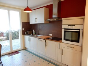 Fridge, microwave, oven, stovetop - House with garden, close to shops, 4 km from the sea. Pets welcome. (Trégunc)