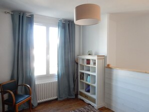 Interior - House with garden, close to shops, 4 km from the sea. Pets welcome. (Trégunc)