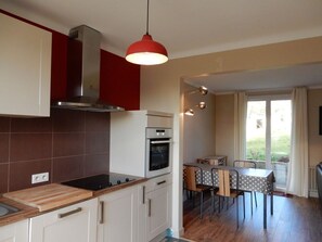 Fridge, microwave, oven, stovetop - House with garden, close to shops, 4 km from the sea. Pets welcome. (Trégunc)