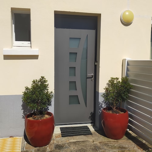 House with garden, close to shops, 4 km from the sea. Pets welcome.