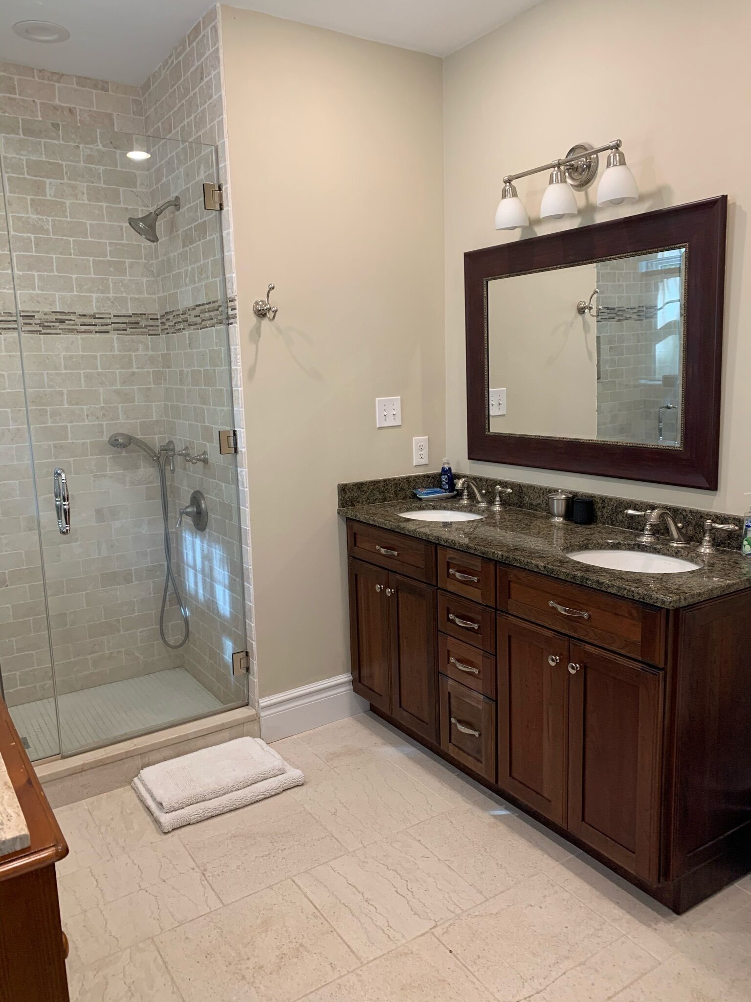 Douche, séchoir à cheveux, serviettes fournies, savon