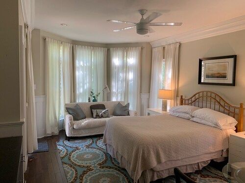 Fantastic 1-bedroom bed & breakfast in charming Roseland with AC