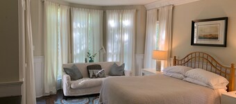 Fantastic 1-bedroom bed & breakfast in charming Roseland with AC