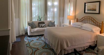 Fantastic 1-bedroom bed & breakfast in charming Roseland with AC