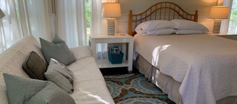 Fantastic 1-bedroom bed & breakfast in charming Roseland with AC