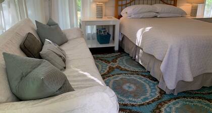 Fantastic 1-bedroom bed & breakfast in charming Roseland with AC