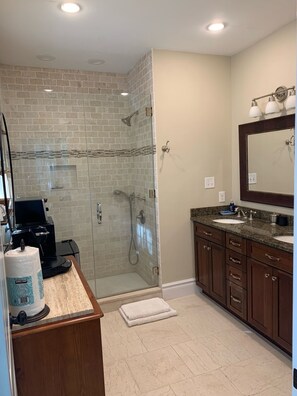 Regadera, secadora de cabello, toallas, jabón