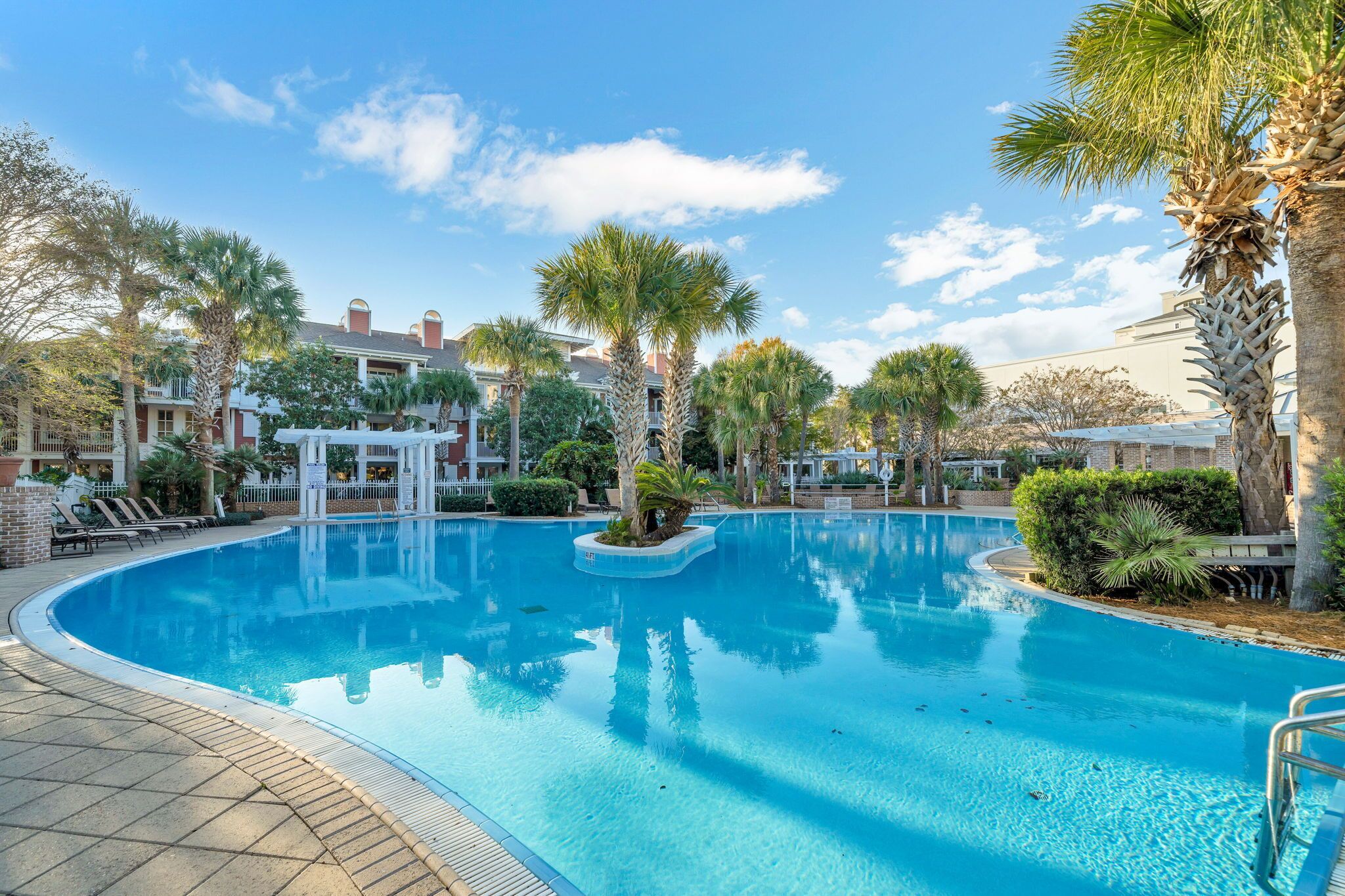 Lämmitetty uima-allas