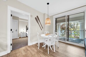 Dining - Large private balcony! Can be a 2/2 or add Flip Flip for a 3/3 (Miramar Beach)