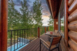 Outdoor dining - Spacious Log Cabin / Mtn Views, HotTub, Pool Table (Cripple Creek)