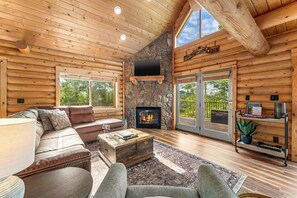 Living area - Spacious Log Cabin / Mtn Views, HotTub, Pool Table (Cripple Creek)
