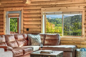 Living area - Spacious Log Cabin / Mtn Views, HotTub, Pool Table (Cripple Creek)