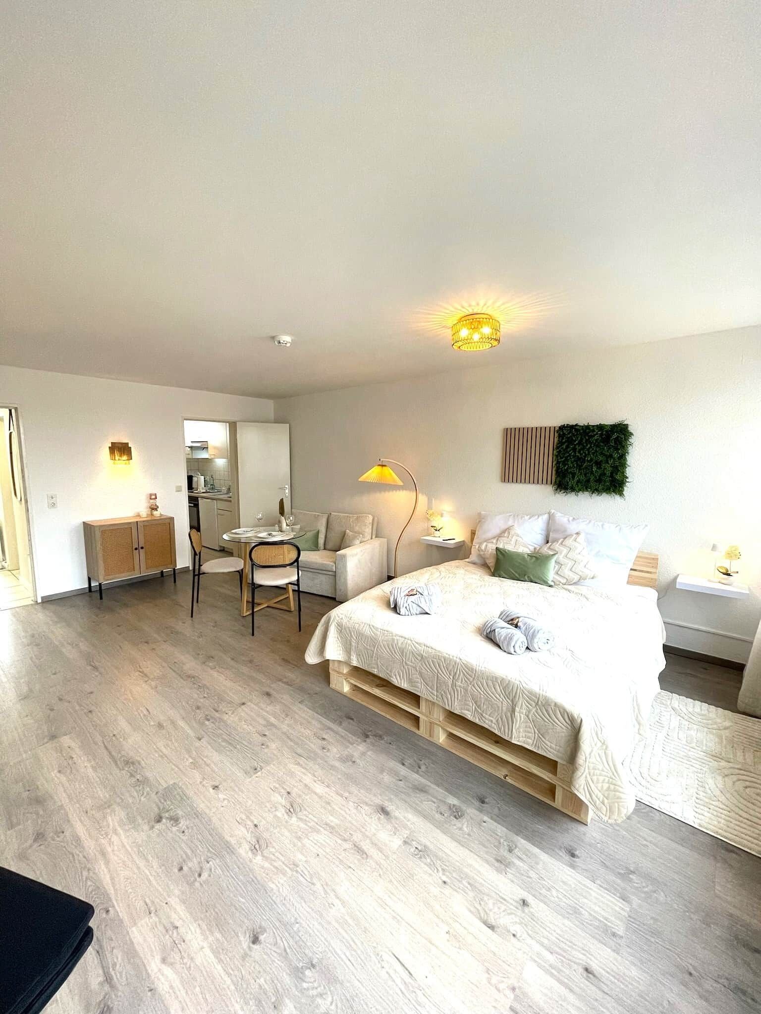 Un dormitorio moderno con una cama grande, un escritorio y una silla.