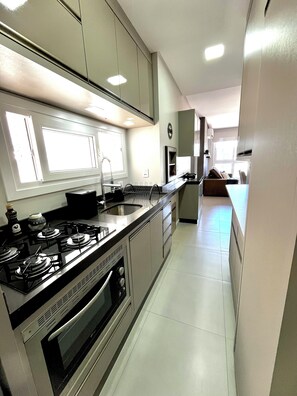 Refrigerador, microondas, horno y parrilla de estufa