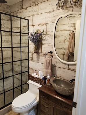 Shower, hair dryer, towels, soap - Fern House: Your Quiet Escape in the Woods (Honey Brook)