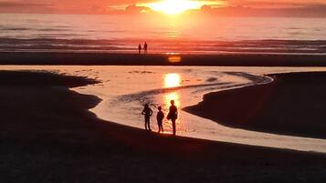 Una spiaggia nelle vicinanze, lettini da mare, teli da spiaggia