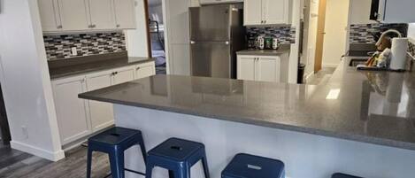 Jääkaappi, mikroaaltouuni, uuni, liesi