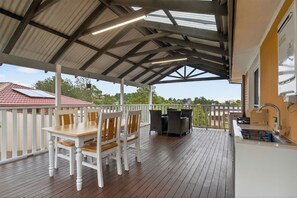 Outdoor dining - Zen Oriental Retreat-4BR New Home for 8-near Campbelltown Hospital (Ambarvale)