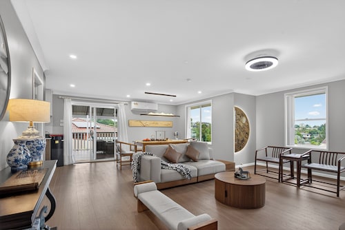 Zen Oriental Retreat-4BR New Home for 8-near Campbelltown Hospital