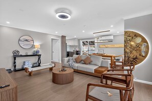 TV - Zen Oriental Retreat-4BR New Home for 8-near Campbelltown Hospital (Ambarvale)