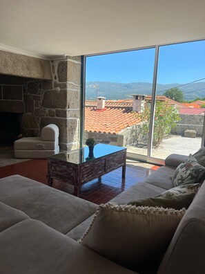 Smart TV, fireplace, table football - Exclusive House in Serra da Estrela with Private Spa for Moments of Relaxation (Lagarinhos)