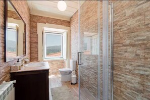 Hair dryer, bidet, towels, soap - Exclusive House in Serra da Estrela with Private Spa for Moments of Relaxation (Lagarinhos)