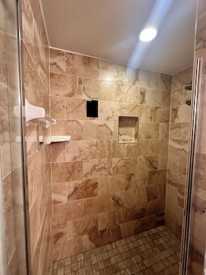 Dusche, Haartrockner, Bidet, Handtücher