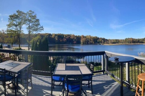 Mountain Lake Retreat of Harpers Ferry; Hot Tub-Fenced Yard-Firepit-Winery-Beach