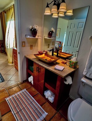 Regadera, amenidades de baño ecológicas, secadora de cabello, toallas 